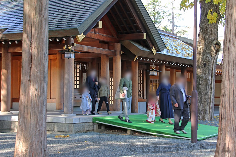 北海道神宮 七五三の御祈祷を終えて本殿（または祈祷殿）を後にする七五三ご家族の様子（その1）