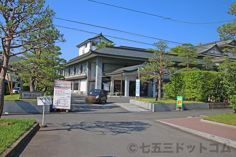 笠間稲荷神社 駐車場および稲光閣入口の様子