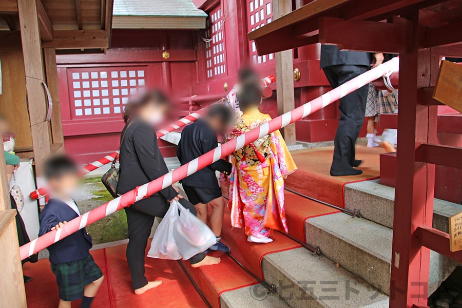 笠間稲荷神社 御祈祷の行われる本殿に昇殿しに向かう七五三ご家族の様子（その2）