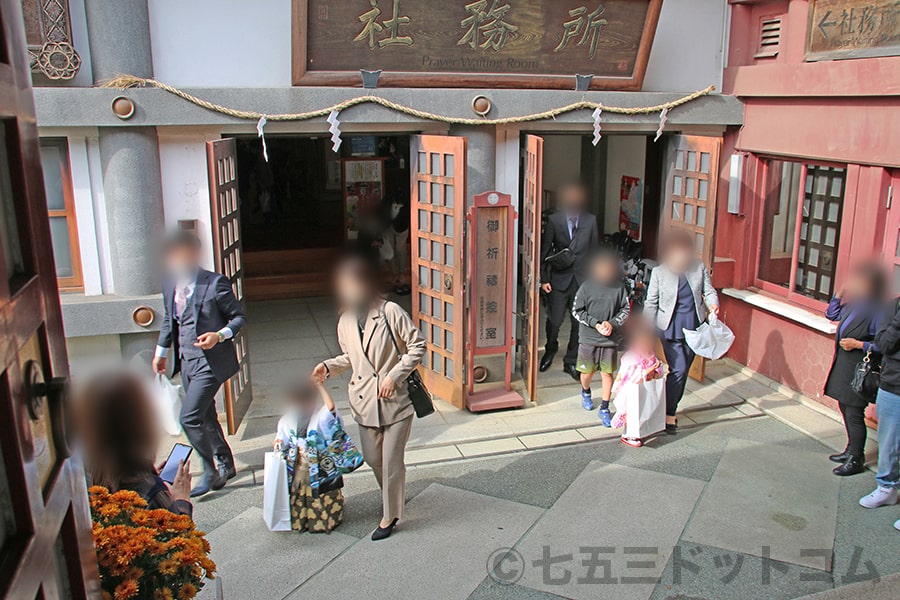 笠間稲荷神社 御祈祷を無事に終えて社務所から出てくる七五三ご家族の様子（その2）