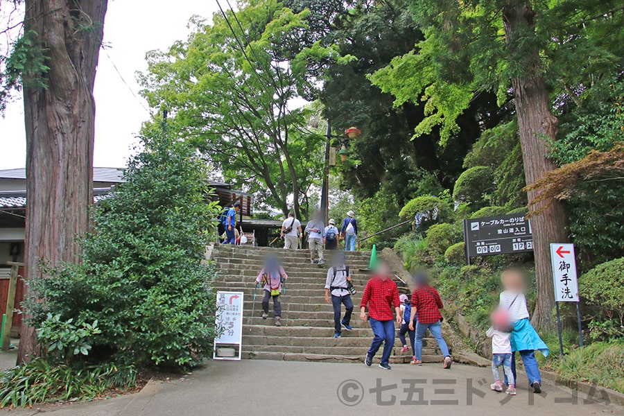 筑波山神社 境内からケーブルカー乗り場へ向かう道の様子