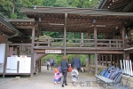 筑波山神社 御祈祷申込後待合室に向かう七五三のご家族の様子