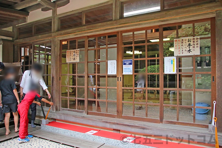 筑波山神社 待ち合い所入口の様子