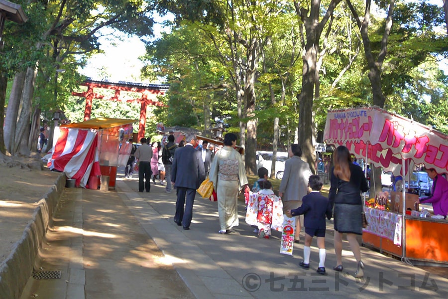 大宮氷川神社 参道に出ている露店とそこを通る七五三ご家族の様子