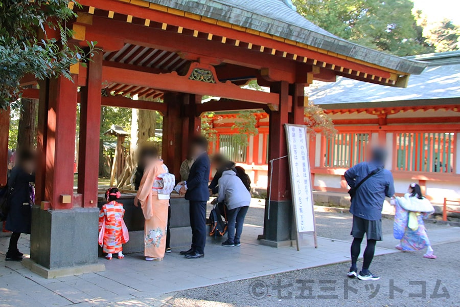 大宮氷川神社 手水舎で手水する七五三ご家族の様子