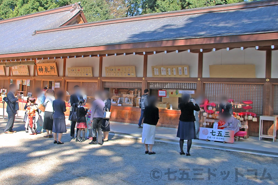 大宮氷川神社 多くの七五三ご家族で大変な賑わいを見せる玉垣内敷地の様子（その2）