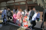 大宮氷川神社 七五三の御祈祷を無事に終えて祈祷殿を後にする七五三ご家族の様子