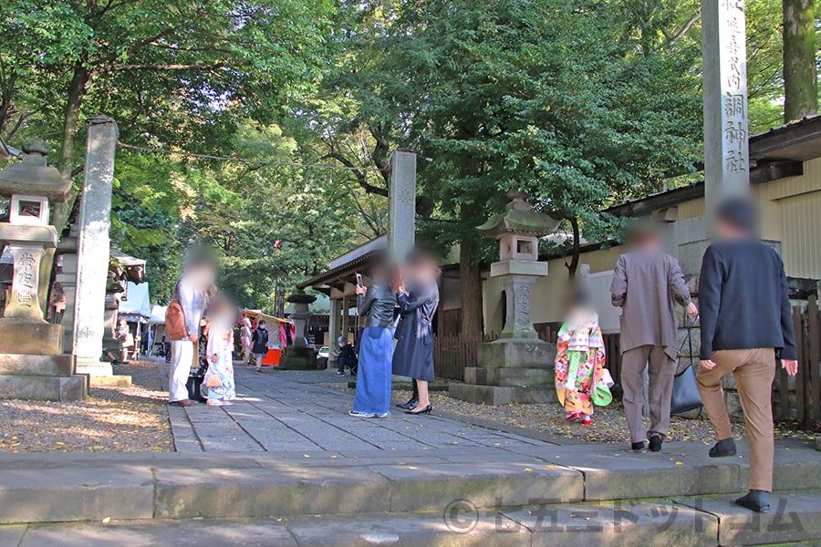 調神社 境内入口での七五三記念写真の様子