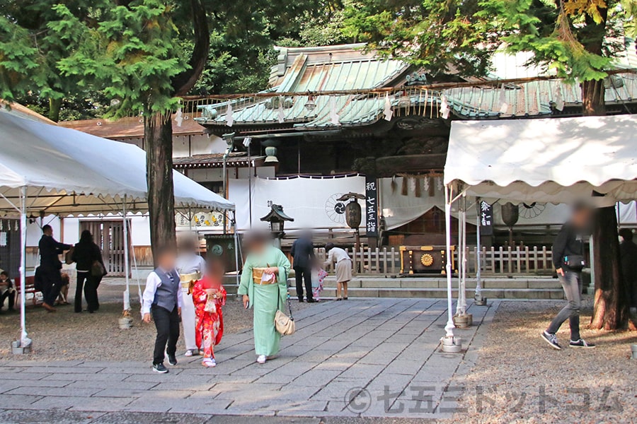 調神社 本殿前と七五三のご家族の様子