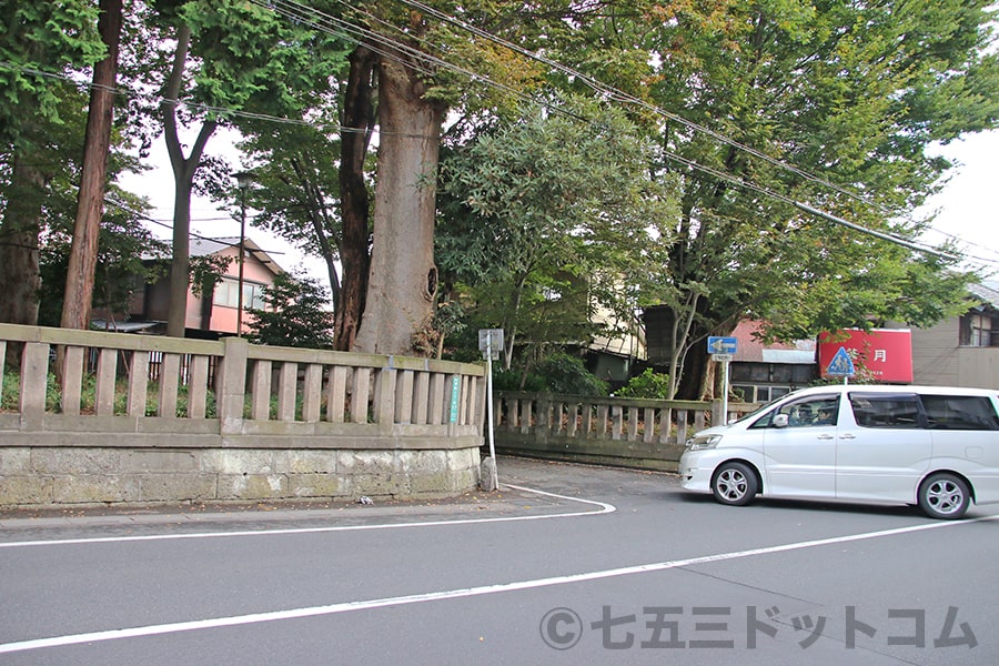 調神社 道路（旧中山道）から駐車場へ向かう様子