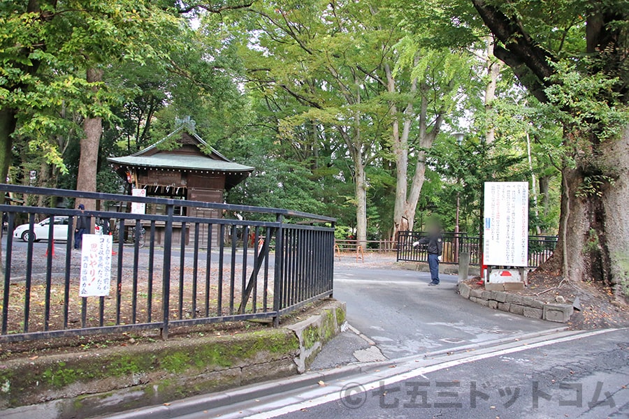 調神社 駐車場入口の様子