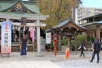 川越八幡宮 御祈祷を受けに本殿に向かう七五三のご家族の様子