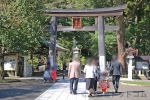 高麗神社 本殿に向かう七五三ご家族の様子