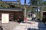 高麗神社 御本殿から御祈祷申し込みのため参集殿に向かう七五三ご家族の様子