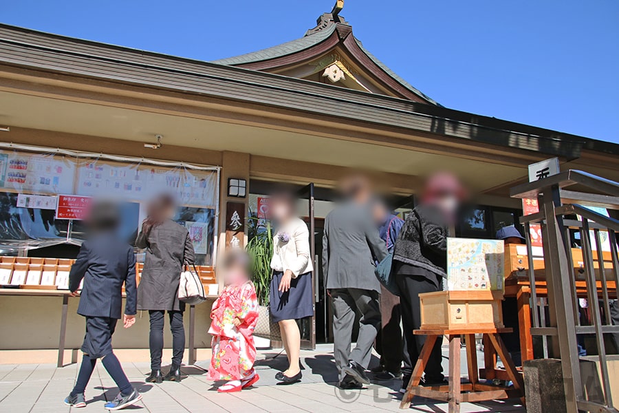 高麗神社 七五三の御祈祷申し込みを行う参集殿前の様子