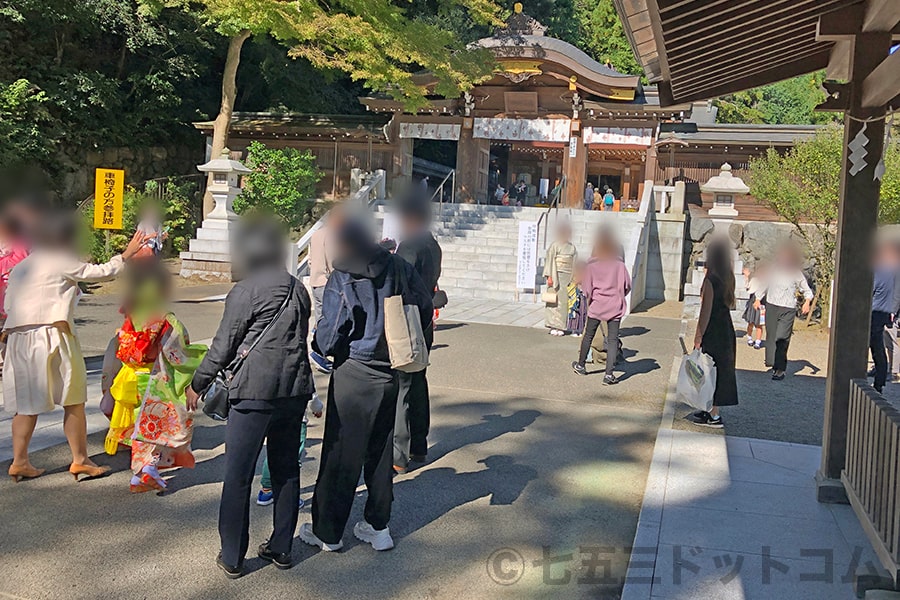 高麗神社 御祈祷後思い思いの場所で記念撮影する七五三のご家族の様子（その1）