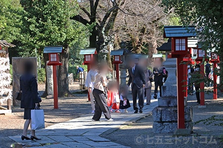 鷲宮神社 参道を手を引かれ進む七五三ちゃんとそのご家族の様子