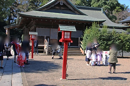 鷲宮神社 拝殿・本殿前で七五三の記念撮影をされているご家族の様子（その1）