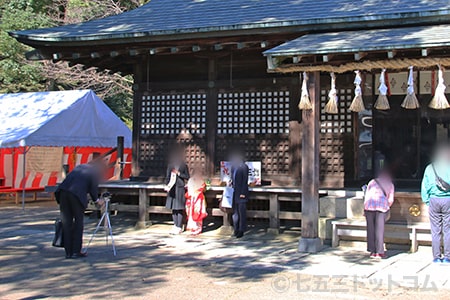 鷲宮神社 立て看板前で記念撮影する七五三ご家族の様子