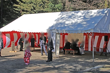 鷲宮神社 拝殿横に設営の待合所の様子