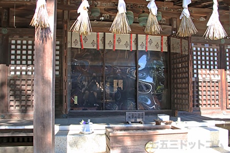 鷲宮神社 本殿内で御祈祷を受けている七五三ご家族の様子