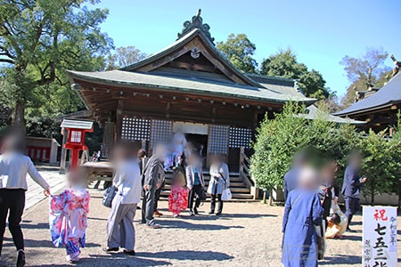 鷲宮神社 御祈祷を終えて本殿から出てくる七五三ご家族の様子