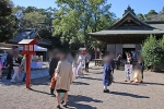 鷲宮神社 御祈祷を終えて七五三の記念撮影をするご家族の様子