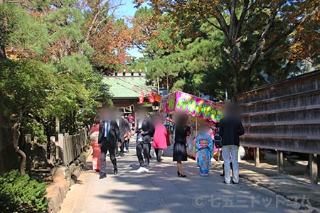 船橋大神宮 参道本殿近くの神門前の様子