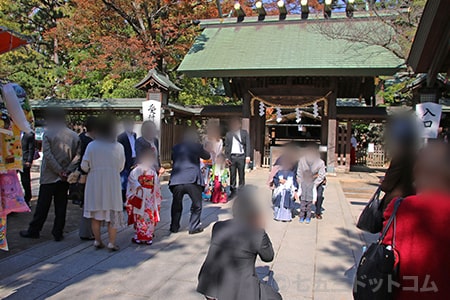 船橋大神宮 神門前の七五三の賑わいの様子