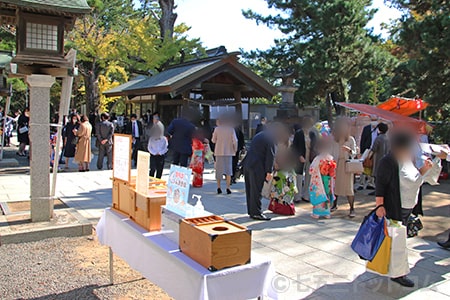 船橋大神宮 神門前や境内の七五三賑わいの様子（その2）