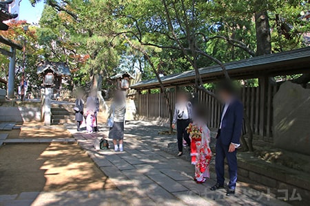 船橋大神宮 船玉神社（神門から左）前での七五三ご家族の様子