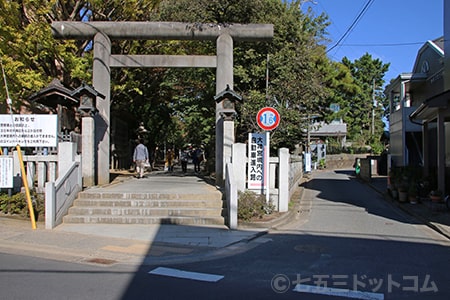 船橋大神宮 境内入口右の駐車場へのルートの様子