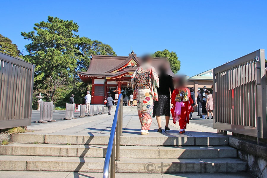 稲毛浅間神社 階段上りきり正面に本殿が見える様子