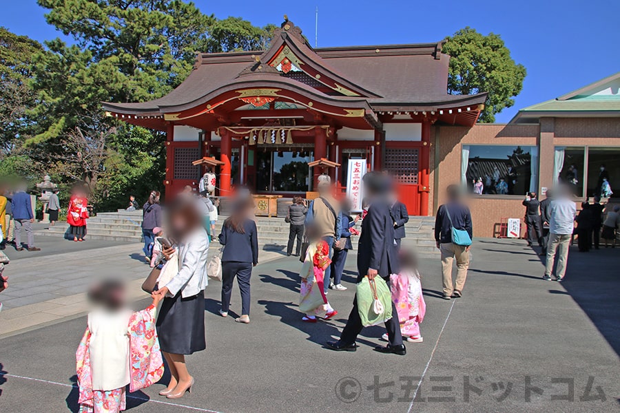 稲毛浅間神社 多くの七五三ちゃんたちとそのご家族で賑わう本殿前の様子（その2）