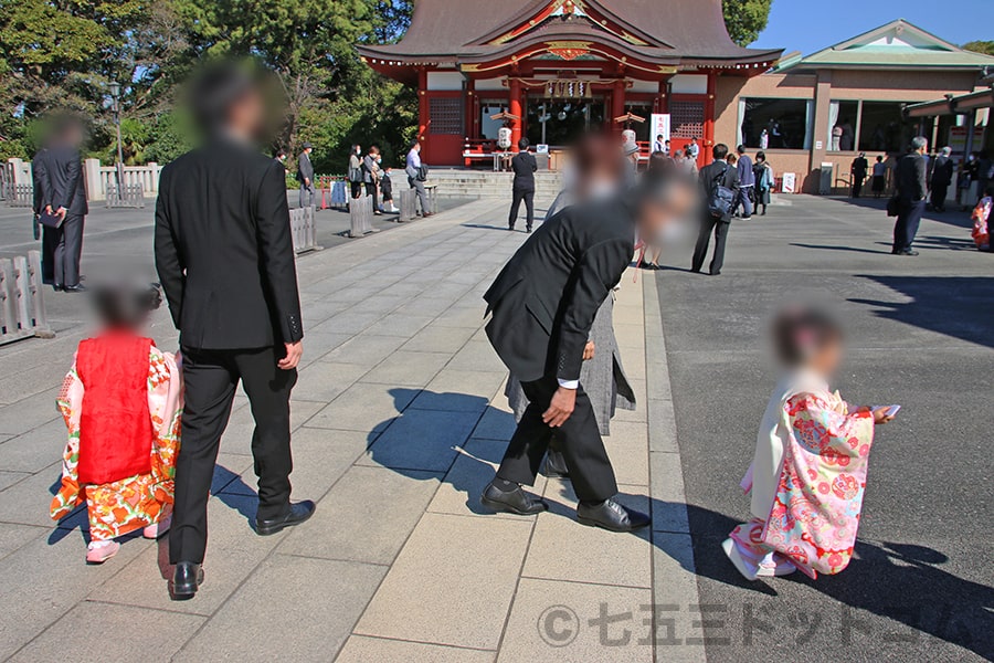 稲毛浅間神社 多くの七五三ちゃんたちとそのご家族で賑わう本殿前の様子（その3）