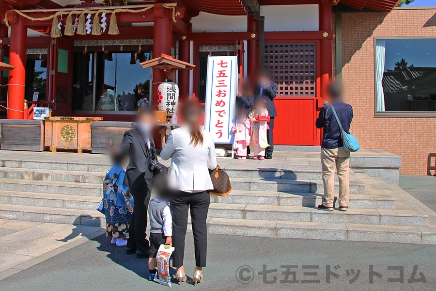 稲毛浅間神社 本殿前で記念撮影する七五三ご家族と撮影順番待ちするご家族の様子（その2）