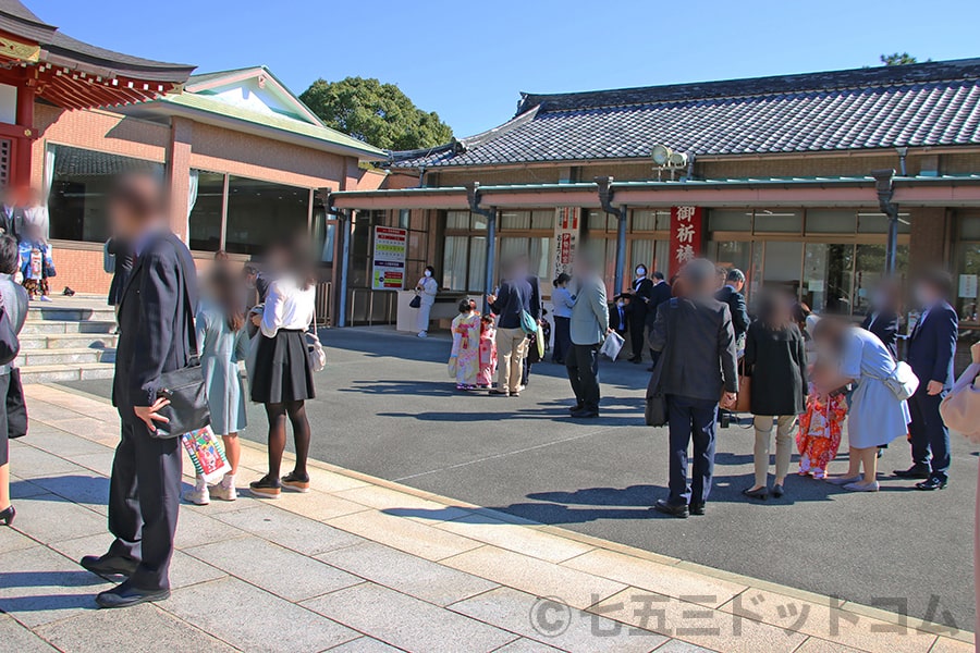 稲毛浅間神社 社務所前も七五三ご家族で賑わうの様子