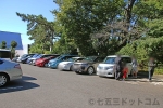 稲毛浅間神社 駐車場から境内・本殿に向かう七五三のご家族の様子