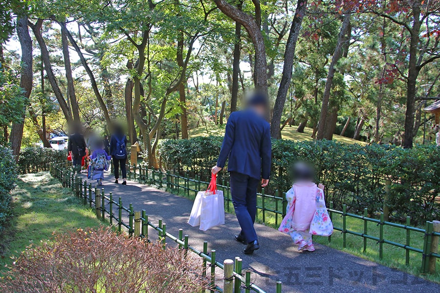 稲毛浅間神社 駐車場から本殿へのルートを進む七五三ご家族の様子（その1）