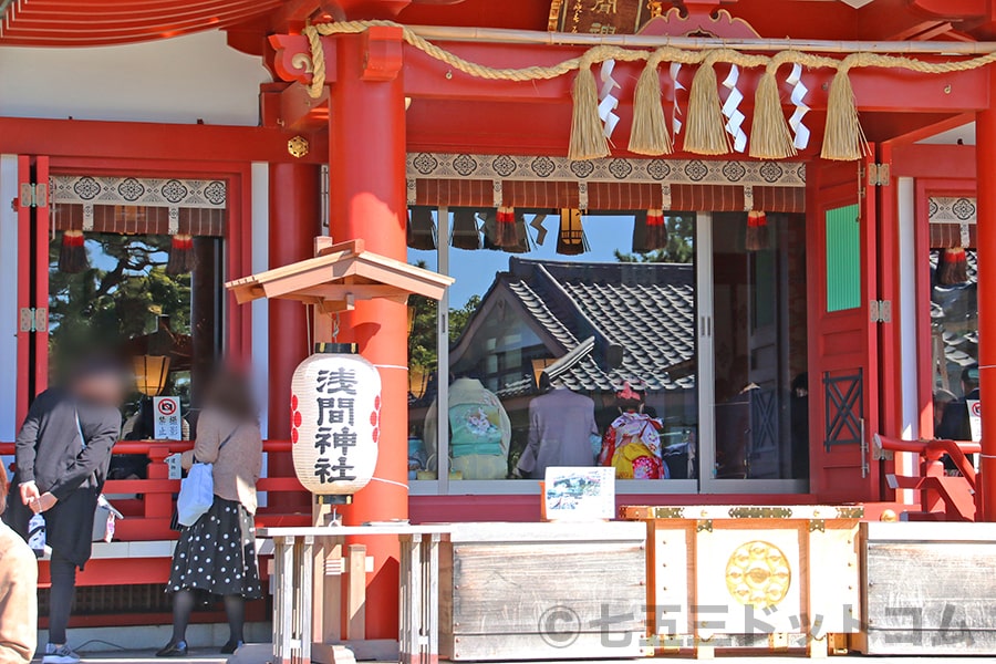 稲毛浅間神社 本殿内で七五三の御祈祷を受けている様子