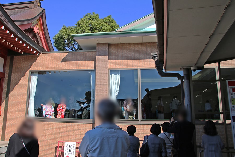 稲毛浅間神社 御祈祷を終えて本殿をあとに廻廊をあるく七五三のご家族の様子