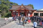 稲毛浅間神社 拝殿・本殿にお参りする七五三ご家族の様子