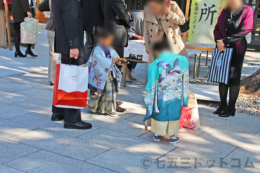 明治神宮 七五三のご家族で賑わう神楽殿前の様子（その2）