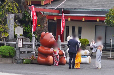 神田明神 七五三の時期になると設置されるクマさんの様子（その2）