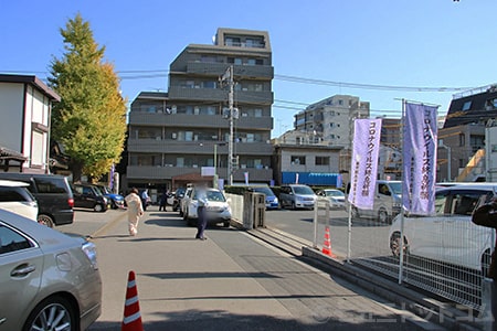 亀戸天神社 駐車場空き待ちの車列の様子