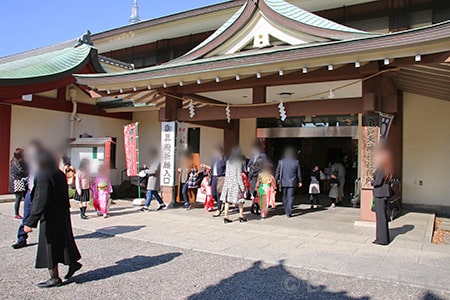 亀戸天神社 七五三のご家族で混み合う社務所の様子（その1）