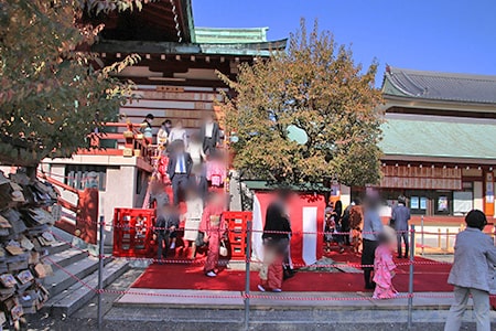 亀戸天神社 御祈祷後に本殿から出てくる七五三のご家族の様子