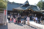 大國魂神社 拝殿横の大絵馬とそこで記念撮影の様子