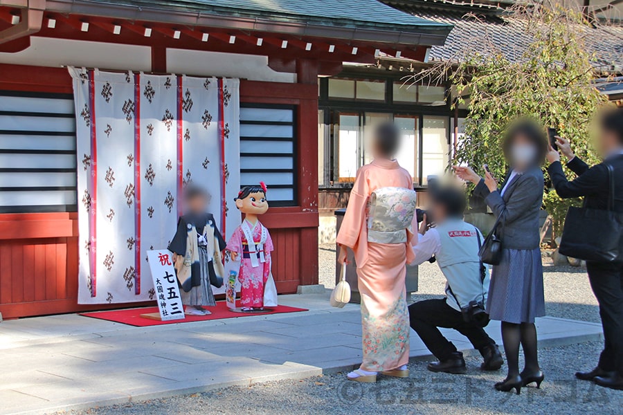 大國魂神社 境内設置のペコちゃんとの記念撮影スポットの様子（その1）