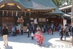 大國魂神社 本殿前の七五三ちゃんたちとご家族の混み合いの様子（その1）